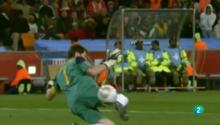 Iker Casillas para un disparo en la final del mundial 2010