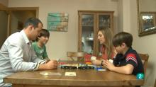 Gabriel y Noemí juegan a juegos de mesa con sus hijos