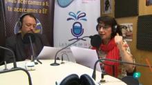 Un hombre y una mujer hablan en un estudio radiofónico