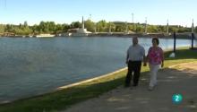 Antonio y María Ángeles caminando de la mano junto a un lago