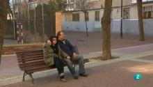 José y Trini sentados en un banco en la calle