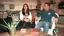 José Luis y Lidia sentados en el sofa de su casa