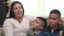 Una madre habla con sus dos hijos